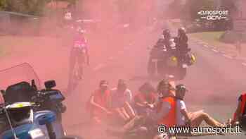 Tutto fermo al Tour! Proteste in mezzo alla strada, corsa neutralizzata - Eurosport IT