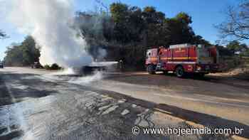 Caminhão pega fogo na MG-423 em Nova Serrana, e vazamento de óleo interdita pista - Hoje em Dia