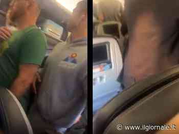 Fumo e fiamme sull'aereo: paura sul volo appena atterrato