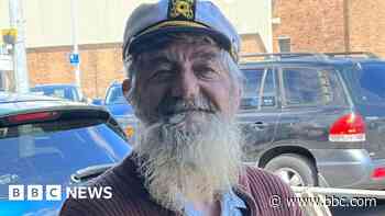 Ex-Grimsby trawlerman sells 400 model boats for £20,000 - BBC