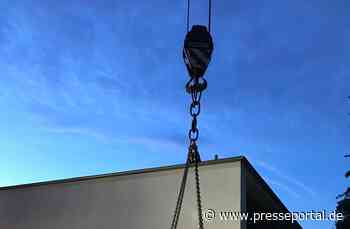 FW-BO: Mini-Bagger droht in Baugrube zu stürzen