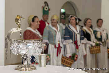 Ulmer Weißfischer, Trommler und Fischerfrauen holen "Verwilligung" für Fischerstechen ein