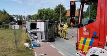 Bestelwagen kantelt na aanrijding op kruispunt Bormte | Stekene | hln.be - Het Laatste Nieuws
