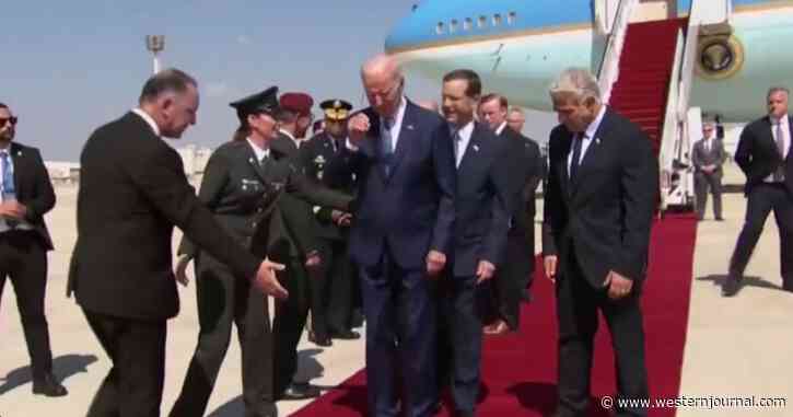 Watch: Stiff-Looking Biden Says 'What am I Doing Now?' Two People Have to Show Him Where to Stand
