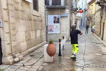 Dopo la rimozione dell'erba, via al lavaggio delle strade nel centro storico. L'ironia di Paparella: «Spero non facciano crescere i rifiuti per poi pubblicare le foto della raccolta» - RuvoViva