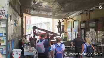 VIDEO/ Port'Alba cade a pezzi: crollano detriti nonostante la rete di contenimento - Vesuvio Live