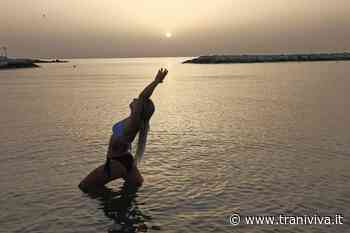 “Yoga, la poesia dell’alba”: dalla riva del mare di Trani, tra le prime luci e lo sciabordio delle onde - TraniViva