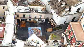 Capri, un leone gigante in piazzetta: è il simbolo del pianeta terra - La Repubblica