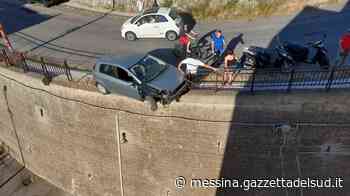 Messina, spettacolare incidente a Fondo Fucile: sbanda e resta in bilico nel vuoto - Gazzetta del Sud - Edizione Messina