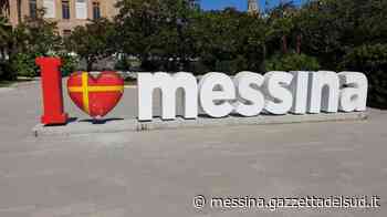 Riparata l'opera "I love Messina" a piazza Unione Europea: ricollocato il cuore giallorosso - Gazzetta del Sud - Edizione Messina