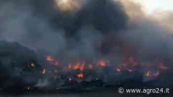 Giugliano in Campania. Incendio divampato presso un campo rom a Giugliano - Agro24