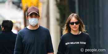 Robert Pattinson and Suki Waterhouse Hold Hands During Stroll in New York City - PEOPLE