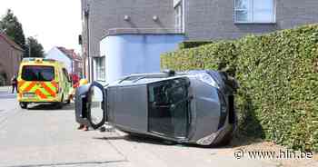 Oudere bestuurder wordt onwel en eindigt op zijn flank - Het Laatste Nieuws