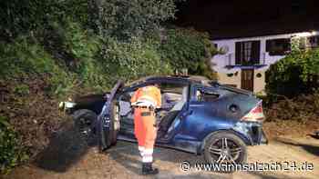 Auto kracht bei Aschau am Inn in Werkstattgebäude - Fahrer (19) und Beifahrerin (14) flüchten zu Fuß