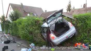 Unfall in Augsburg: Auto rutscht durch Hecke und landet in Gartenhaus