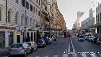 Tenta di staccare a morsi il dito della titolare di un minimarket per rapinarla