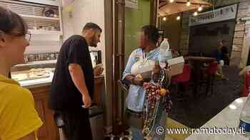 Ristoratore offre cena all'ambulante con bambino piccolo: "Era mezzanotte e non avevano cenato"