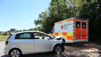 Zusammenstoß in Töging schleudert Auto in Wiese: Zwei Verletzte – davon ein Kind