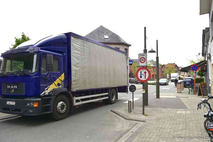 Vrachtwagens die Leest-dorp doorrijden moeten er vanaf vrijdag uit: “We gaan nog twee weken waarschuwingen uitschrijven, maar daarna volgen boetes”