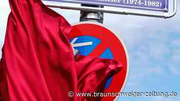 Falsches Datum - Schild für Helmut-Schmidt-Brücke abmontiert