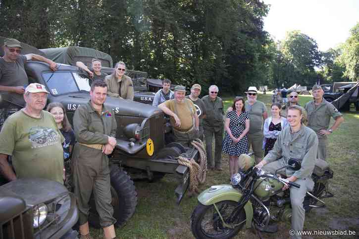 Militaire voertuigen troepen samen voor het goede doel