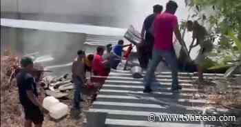 Incendio consume tres locales comerciales en Monterrey - TV Azteca