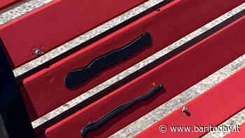 Vandalizzata la panchina rossa 'anti violenza' sul lungomare di Bari: targa divelta e bruciata - BariToday