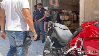 Bari, ruba abiti in due negozi in via Sparano e aggredisce un vigilante: arrestato un 35enne - La Repubblica