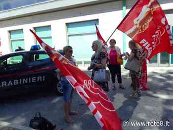 Pescara, in piazza la protesta degli addetti pulizie banca - Rete8