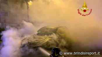 Rogo nella notte: in fiamme un'auto, intervento dei vigili di fuoco - BrindisiReport