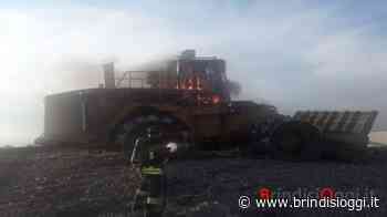 Incendio in contrada Formica, brucia una ruspa compattatore - BrindisiOggi