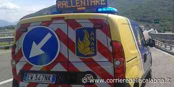 Crotone, rogo lungo la carreggiata: chiusa la statale 106 - Corriere della Calabria