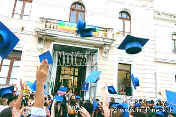 (VIDEO) Crotone, 108 diplomandi salutano il Liceo Classico Pitagora: «Pretendete il meglio da voi» ~ CrotoneOk.it - CrotoneOK.it