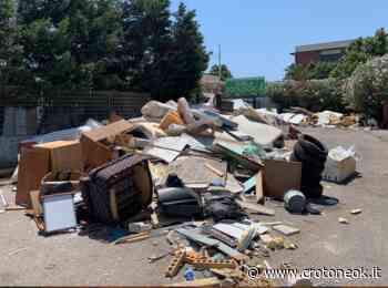 Crotone, da Farina alla piazza la “sagra” degli ingombranti ~ CrotoneOk.it - CrotoneOK.it