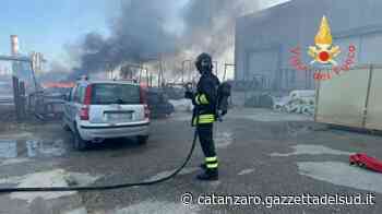 Crotone, incendio nel piazzale di una ditta che produce erba sintetica - Gazzetta del Sud - Edizione Catanzaro, Crotone, Vibo