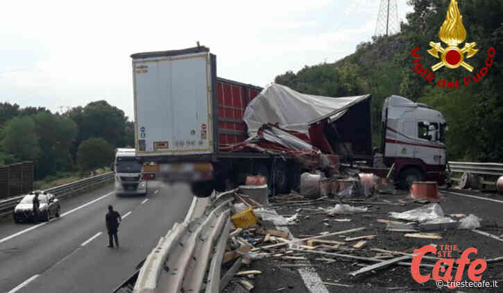 A4 altezza Monfalcone-Redipuglia: tir perde il controllo, sbanda e perde il carico occupando l'intera carreggiata - triestecafe.it