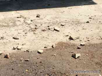 Case popolari Largo Chatillon: una pericolosa caduta di calcinacci - Prima Vercelli