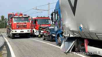 Tir perde il carico a Crescentino: strada del Monferrato chiusa - Prima Vercelli