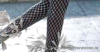 Die Netzstrumpfhose ist laut Valentino als Mode-Trend 2022 zurück – und ganz anders als zuvor - Harper's BAZAAR