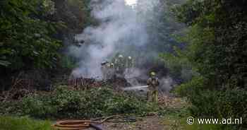 Stapel snoeiafval in brand: kraan moet stapel uit elkaar halen om erger te voorkomen - AD.nl