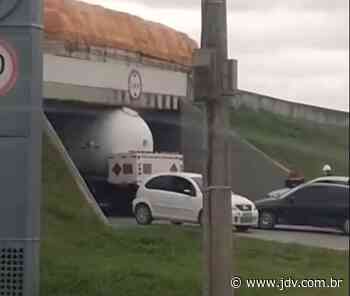 [VÍDEO] BR-101 em Itajai pode ser interditada totalmente devido acidente - JDV - Jornal do Vale do Itapocu