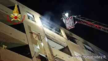 Paura a Tor Bella Monaca, scoppia incendio in una palazzina: 8 in ospedale. Due sono gravi