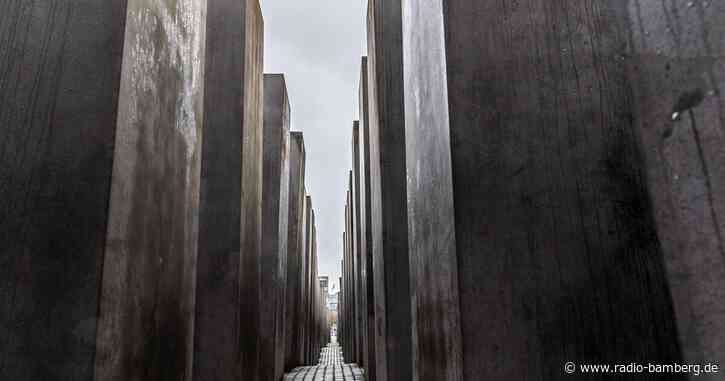 Holocaust-Mahnmal mit eingeritzten Hakenkreuzen geschändet
