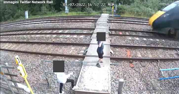 Bambini ballano e giocano sui binari della ferrovia mentre passa il treno: le immagini riprese dalle telecamere di sicurezza