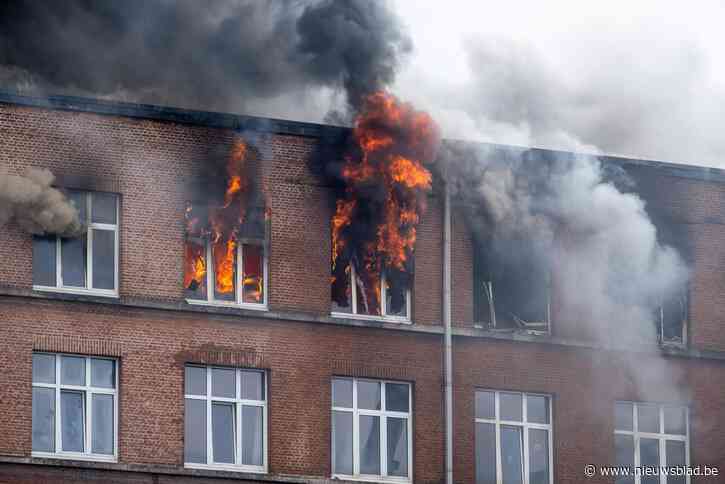 Proffen UAntwerpen meten schade op in hun kantoor na zware brand: “Sommige collega’s zijn echt alles kwijtgeraakt”