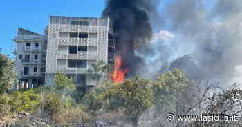 Giarre, vasto incendio in pieno centro: due edifici avvolti dalla fiamme, gente in strada - La Sicilia