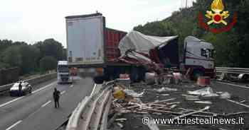 Fuoriuscita di strada sull'A4, camion bloccato sul guardrail - Trieste News