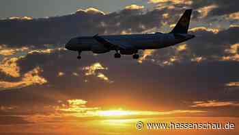 Abfertigungsprobleme zum Ferienbeginn: Flughafen Frankfurt bittet Passagiere um Mithilfe - hessenschau.de