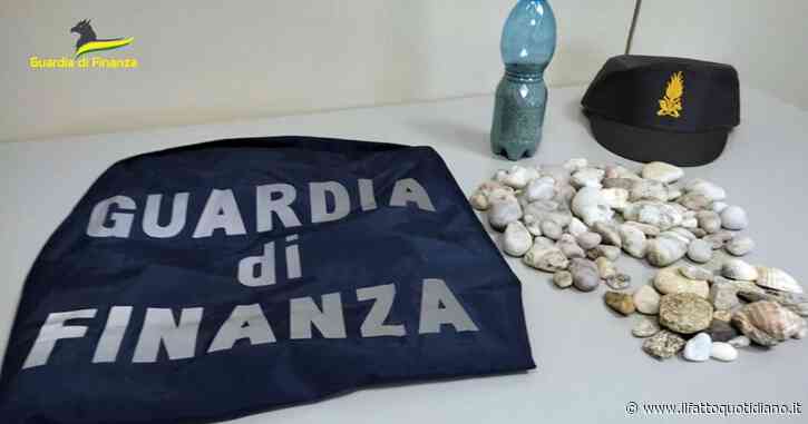 Sardegna, spiagge depredate: continuano i furti. Un uomo trovato con più di cento ciottoli nel bagagliaio