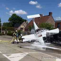 Video | Piloot stapt ongedeerd uit neergestort vliegtuig in België